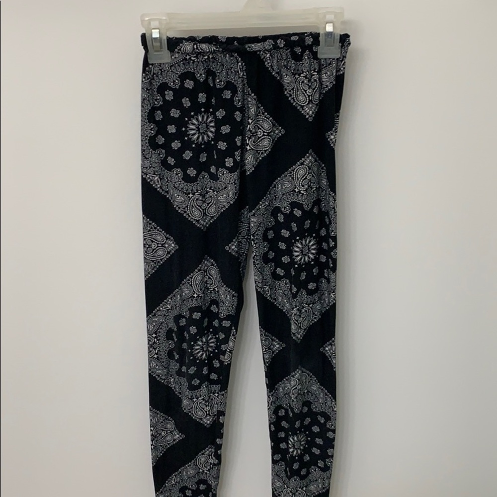 2/$8‼️ Patterned Leggings